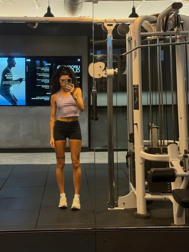 A mirror selfie in a gym